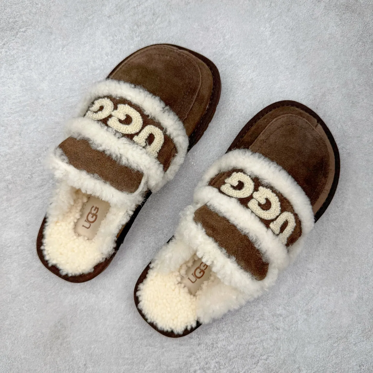 Pick up locally 💰 440 UGG slippers 1206 letter embroidered classic short-tube autumn and winter sheep fur all-in-one snow boots All shoes are made from the same factory as ZP Longfeng A-grade Australian imported sheep fur all-in-one Brand OEM production line Fully follow the ZP process flow OEM original pattern maker Adhere to no original shoes and no development selection Pay attention to every detail The most authentic version on the market TREADLITE "Light Wing" technology outsole Lightweight/durable/flexible/pile size: 35 36 37 38 39 40 Coding: by2936070